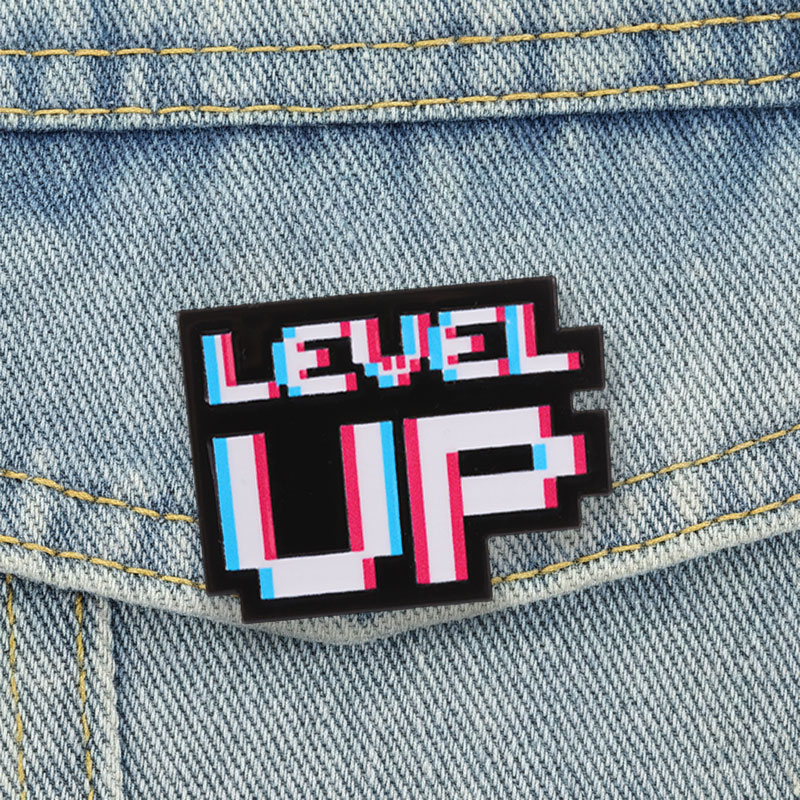 Retro Gaming Accessories - レベルアップ グリッチ ピクセルバッジ レトロビデオゲームスタイル 変形テキスト エナメルピン